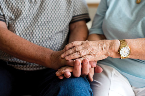 dating Senior couple holding hands together