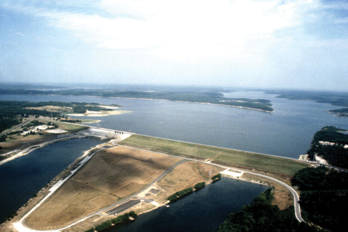 Harry S. Truman Dam on the Osage River, Missouri, USA. The dam is located near Warsaw, Missouri in Benton County and the reservoir extends into Benton, Henry, St. Clair, and Hickory Counties.